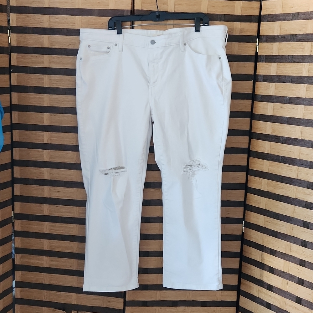 Levi's destroyed capri jeans